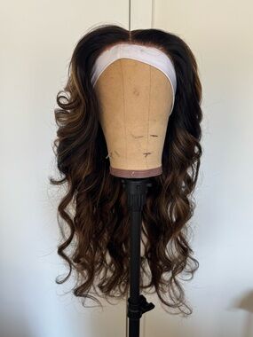 Klaiyi Hair Balayage Highlight Body Wave Wig.